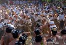 Perang Ketupat, Tradisi Warga Desa Kapal Bali untuk Memohon Kemakmuran - JPNN.com