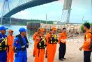 Pria Turun dari Mobil dan Langsung Terjun Bebas dari Jembatan Barelang - JPNN.com