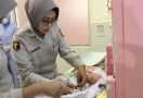 Sesosok Bayi Perempuan Ditinggalkan Ibunya dalam Bak Mobil Pikap - JPNN.com