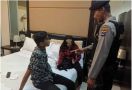 Sepasang Remaja Lagi Asyik Berduaan di Kamar Hotel Saat Polisi Datang - JPNN.com