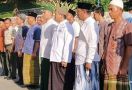 ASN Pria di Pemkab Bogor Pakai Sarung - JPNN.com
