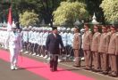 Hangat, Prabowo Menyalami Seluruh Pejabat Kemenhan Satu per Satu - JPNN.com
