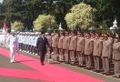 Prabowo Subianto Periksa Pasukan di Kemenhan, Tiba-Tiba Berhenti Sebentar - JPNN.com