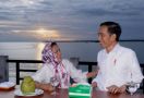 So Sweet, Lihat Nih Senja Romantis Jokowi dan Iriana di Kaimana - JPNN.com