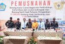 Puluhan Juta Batang Rokok dan Ribuan Miras Ilegal Dimusnahkan Bea Cukai Makassar - JPNN.com