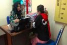 Gadis Muda Itu Tak Berkutik Saat Polisi Gerebek Rumahnya - JPNN.com