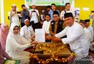 Melafalkan Dua Kalimat Syahadat dengan Bimbingan Kombes Edi, Putu Kini Resmi Masuk Islam - JPNN.com