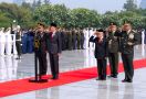 Hari Pahlawan, Presiden Jokowi Tabur Bunga di Makam Bu Ani dan Pak Habibie - JPNN.com