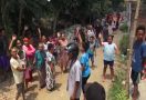 Emak-Emak Turun ke Jalan Ikut Demo Warga, Hancurkan Paving Desa - JPNN.com