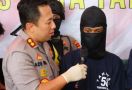 Dua Pria Berjaket Driver Ojek Online Tiba-Tiba Keluarkan Senjata Api di Minimarket - JPNN.com