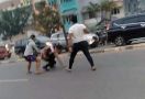 Viral Video Oknum TNI-Polisi Baku Hantam di Tengah Jalan, Dua Lawan Satu - JPNN.com