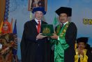 Milad ke-64 UMJ: Prof Mike Hardy Orasi Ilmiah di Acara Wisuda - JPNN.com