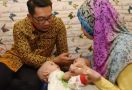 Ridwan Kamil Jenguk Bayi Kembar Siam di Bekasi - JPNN.com