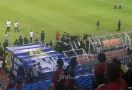 Ricuh Usai Laga, Pemain Malaysia Tertahan di Stadion Hingga Dini Hari - JPNN.com