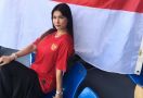 Miyabi Cium dan Kibarkan Bendera Indonesia Saat Dukung Timnas di SEA Games - JPNN.com
