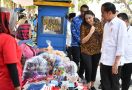 Nasabah Mekaar Tertawa Mendengar Jokowi Bilang Ada Baju Bagus - JPNN.com