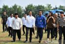 Lihat Gaya Putri Indahsari Tanjung Menemani Kunjungan Kerja Jokowi - JPNN.com