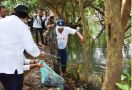 Lihat Nih, Menteri Siti Ajak 26 Dubes Bersihkan Sampah di TWA Mangrove Angke - JPNN.com