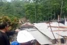 Belasan Rumah Porak-poranda Akibat Hujan Badai - JPNN.com