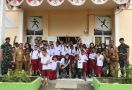 Satgas Pamrahwan Yonif 754/ENK Kostrad Sambangi SLB Timika - JPNN.com