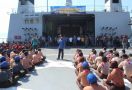 Ribuan Masyarakat Banyuwangi Antusias Ikuti Joy Sailing dengan KRI Surabaya-591 - JPNN.com