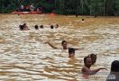 Dua Balita Hanyut saat Banjir Datang - JPNN.com