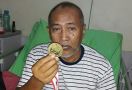 Dirawat di RS, Sugito Difoto Sembari Memegang Medali Emas - JPNN.com