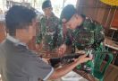Warga Pendatang Serahkan Senjata Api Ruger Kepada Prajurit TNI - JPNN.com