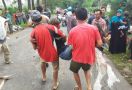 Rem Blong, Truk Tronton Bermuatan Triplek Tabrak 4 Kendaraan, 1 Tewas, 6 Luka-luka - JPNN.com