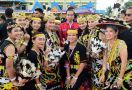 Perempuan Dayak Semringah Saat Foto Bareng dengan Jokowi - JPNN.com