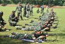 Prajurit dan PNS Seskoal Siap Tembak dengan Senjata Laras Panjang - JPNN.com