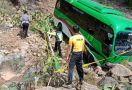 Bus Wisata Rombongan Kemenag Terjun ke Jurang - JPNN.com
