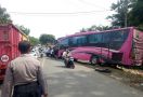 Kronologi Bus Pariwisata Tabrak Warung di Jalan Raya Serang-Pandeglang - JPNN.com