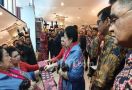 Momen Megawati dan Wishnutama Tiba-tiba Berhenti Saat Meninjau Stan Trisakti Tourism Award - JPNN.com
