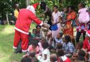 Berpakaian Seperti Santa Claus, Tim Kesehatan TNI Gelar Pengobatan Keliling Gratis - JPNN.com