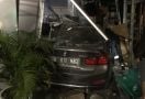 Giliran Mobil BMW Menabrak Apotek Senopati, Lihat tuh Fotonya - JPNN.com