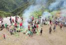 Personel TNI dan Masyarakat Opitawak Papua Gelar Bakar Batu Bersama - JPNN.com