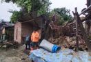 Pohon Beringin Tumbang Menimpa Rumah Warga, Kondisinya Rusak Begini - JPNN.com