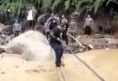 Viral Bupati Labura Terjatuh ke Sungai saat Meninjau Banjir Bandang - JPNN.com
