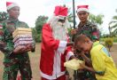 Prajurit TNI Berkostum Santa Claus Membagikan Bingkisan Natal untuk Anak-anak di Papua - JPNN.com