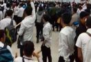 Ratusan Pegawai Magang TransJakarta Demo tak Dikontrak Perusahaan - JPNN.com