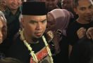 Gendong Safeea, Ahmad Dhani Senang Berada di Rumah - JPNN.com