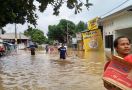 Kemensos Salurkan Bantuan Bagi Warga Terdampak Banjir Jakarta dan Bandung Barat - JPNN.com