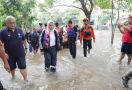 Menaker Ida Terobos Banjir Bekasi - JPNN.com