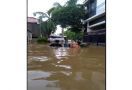 Tolong, Banjir 2 Meter, Warga di Cipondoh Terisolasi Belum Ada Bantuan - JPNN.com