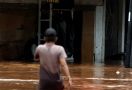 Korban Banjir tanpa Penerangan Listrik - JPNN.com