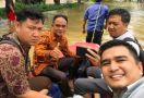 Dikepung Banjir, Hakim dan Jaksa KPK Tetap ke Pengadilan dengan Perahu Karet - JPNN.com
