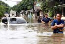 Pak SBY Terjang Air untuk Tinjau Korban Banjir di Ciangsana Bogor - JPNN.com