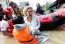 Datangi Korban Banjir, Nikita Mirzani Kembali Singgung Anies Baswedan - JPNN.com