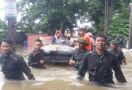 Satgas Banjir Seskoal Evakuasi Warga Perum Ciledug - JPNN.com
